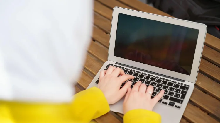 Cara Muslimah Menjaga Martabat di Era Digital