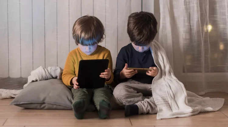 Waspada! Anak Main Gadget Berlebihan, Ini Risikonya