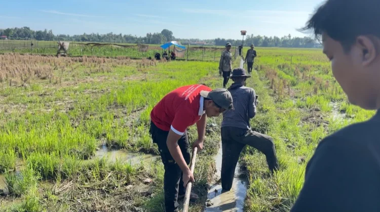 Mahasiswa KKN USK dan Warga Gampong Mesjid Ulim Baroh Kolaborasi Bangun Drainas