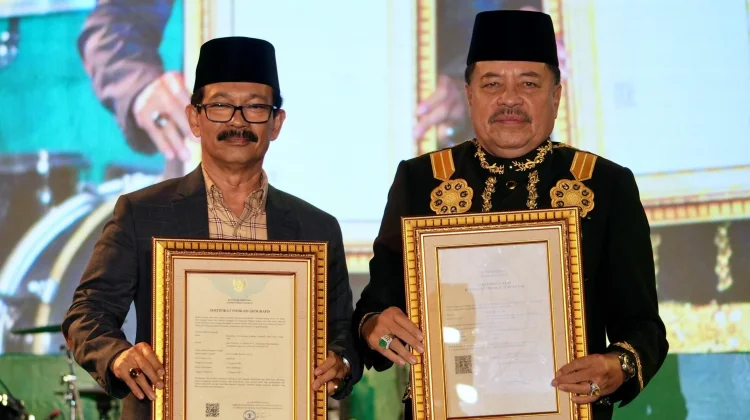 Kemenkum Aceh Serahkan Sertifikat Hak Kekayaan Intelektual Giok Nagan Raya