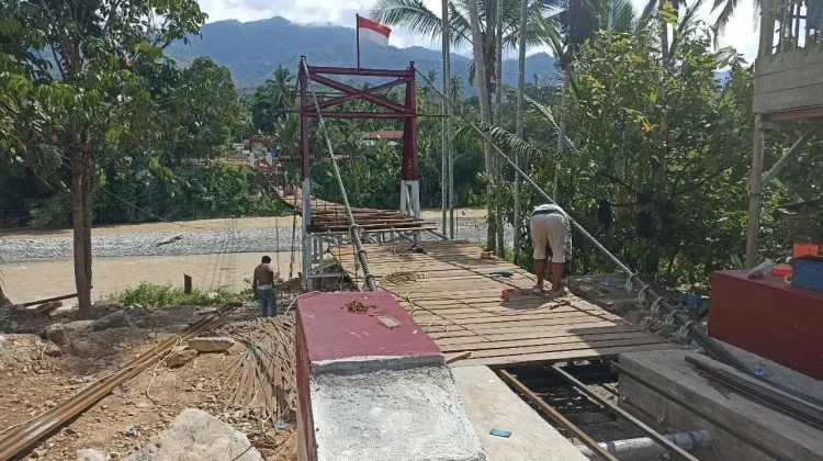 Pembangunan Jembatan Gantung di Desa Kati Maju, Aceh Tenggara Masih Berlanjut