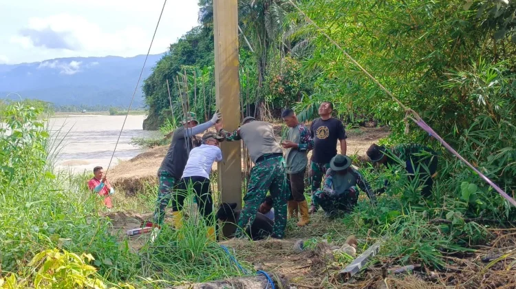 Kodim 0108/Agara dan Warga Kebut Pemasangan Tiang Penahan Jembatan Gantung