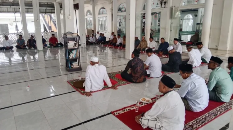 Aparatur Desa Darul Imarah Ikuti Pengajian di Masjid Al-Faizin
