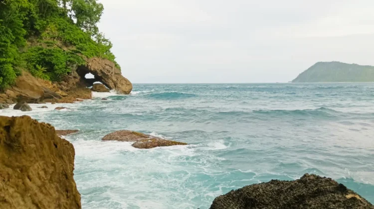 Tebing Bak Gigi Hiu Sambut Pengunjung di Pantai Lhok Keutapang