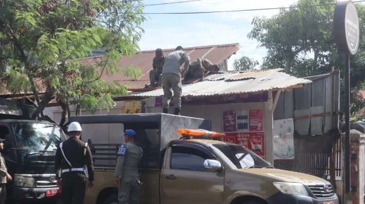 Satpol PP dan WH Tertibkan PKL yang Gunakan Fasilitas Umum