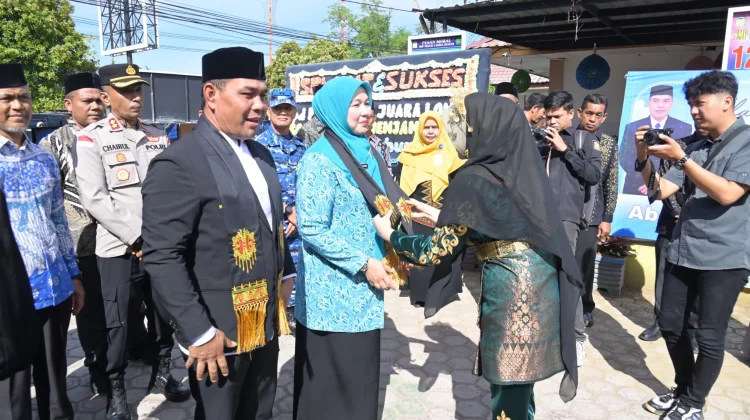 Pemenang Lomba Beut Kitab Bak Sikula Terima Penghargaan