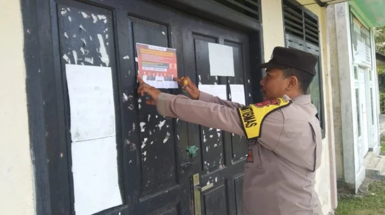 Polsek Sampoiniet Lakukan Pemasangan Brosur Imbauan Pencegahan Karhutla