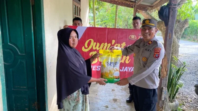 Polres Aceh Jaya Bagikan Sembako dalam Rangkaian Kegiatan Jum’at Berkah