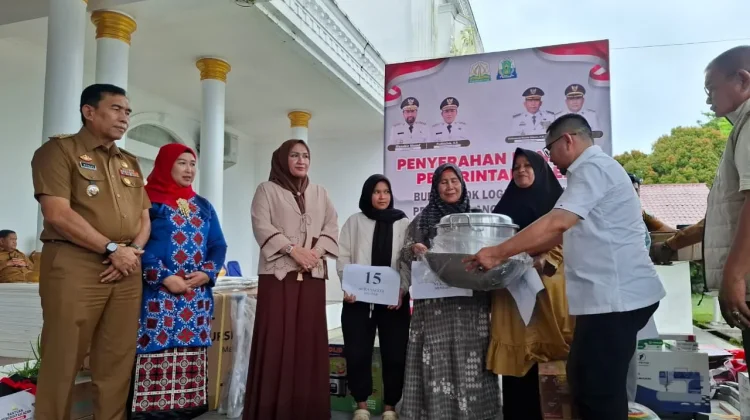 Tiba di Bumi Ate Fulawan, Kak Na Serahkan Bufferstok Senilai Rp2.2 Miliar