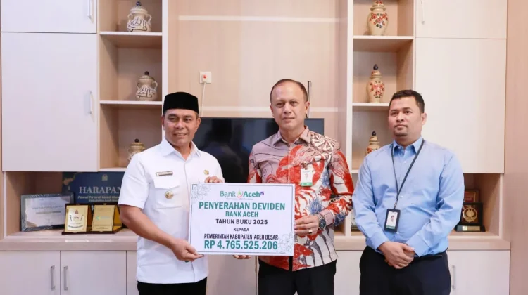 Bupati Aceh Besar Terima Dividen Bank Aceh Syariah Rp4,76 Miliar