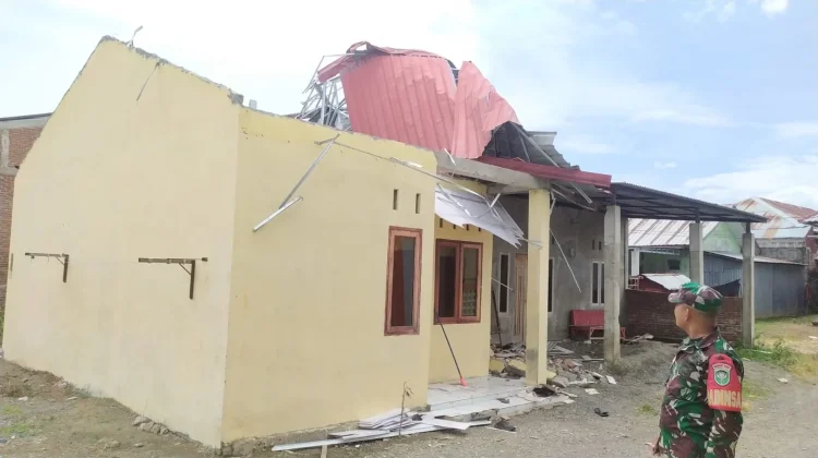 Angin Kencang Rusak Rumah Warga di Kecamatan Peukan Bada