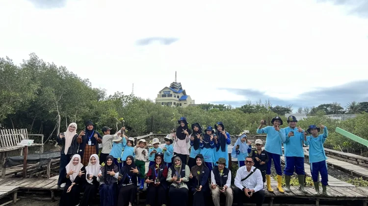 Sekolah Alam KAHFIS Aceh dan PEMANGKU Tanam Mangrove untuk Tanggap Bencana
