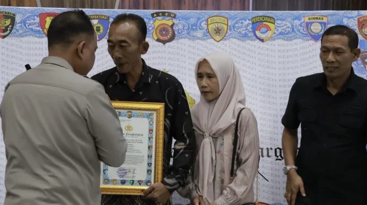 Kapolda Aceh Berikan Penghargaan atas Jasa Almarhum Pratu Galuh Nugraha