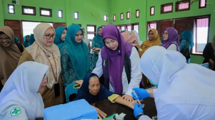 Ketua Posyandu Aceh Besar Tinjau Pemeriksaan Kesehatan Gratis di Jantho
