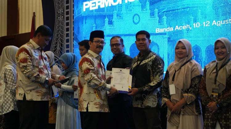 Kemenkum Aceh Serahkan Surat Register Sentra KI Bagi Perguruan Tinggi