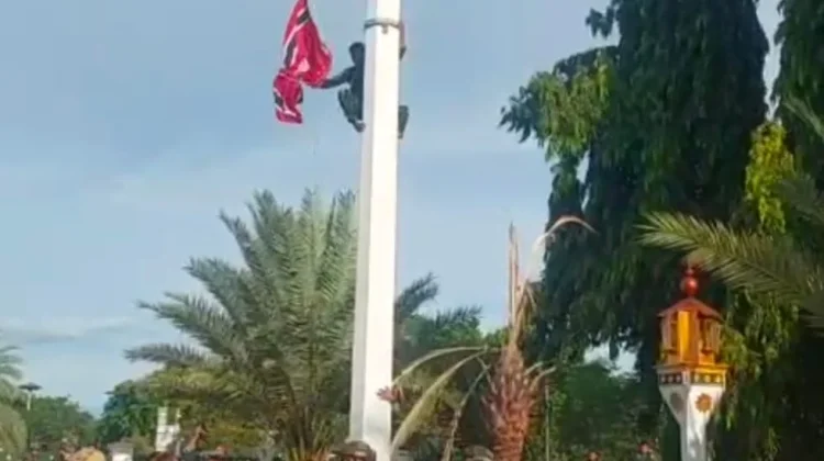 TNI Turunkan Bendera Bulan Bintang di Masjid Raya Baiturrahman Banda Aceh