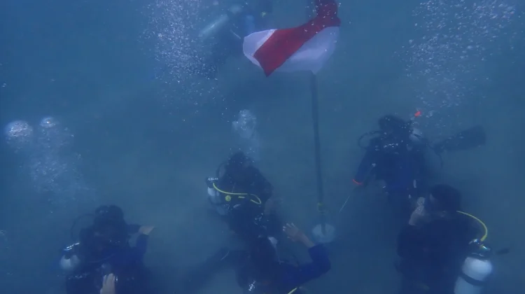 Merah Putih Berkibar di Dasar Laut Krueng Raya