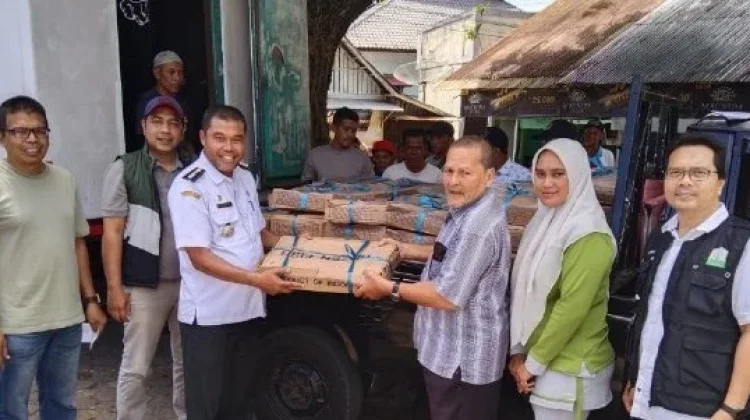 Warga Lamlhom Terima Bantuan 3,7 Ton Ikan dari DKP Aceh