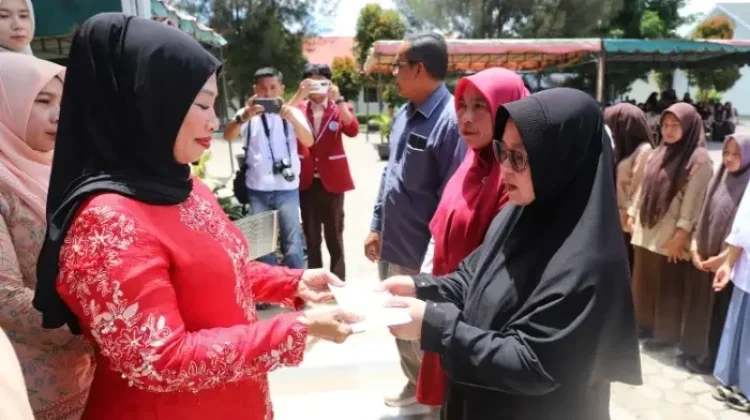 Korban Kebakaran Jagong Jeget Terima Bantuan
