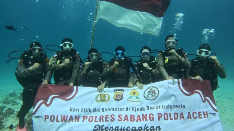 Srikandi Bhayangkara Bentangkan Bendera Merah Putih di bawah Laut Sabang