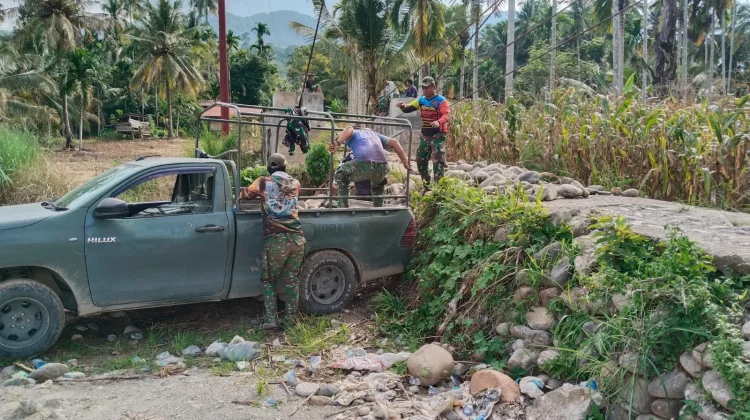 TNI dan Warga Gotong Royong bangun Jembatan Gantung di Lawe Pinis Aceh Tenggara