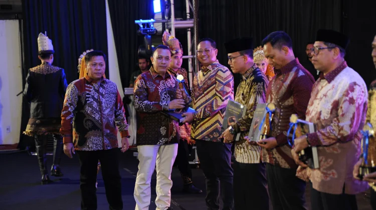 Rektor USK Raih Award Pada Kategori Penggerak Riset, Inovasi, dan Promosi Nilam