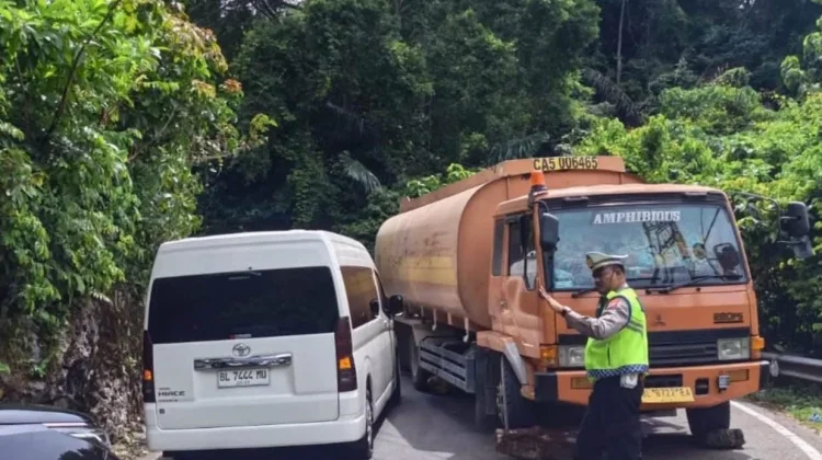 Truk Mogok Bikin Jalan Lintas Banda Aceh-Meulaboh Tersendat