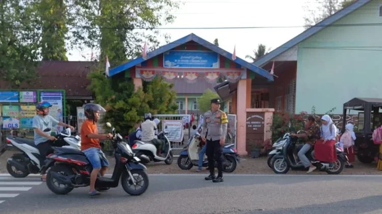 Polsek Krueng Sabee Patroli Cegah Kecelakaan Lalu Lintas di sekitar Sekolah