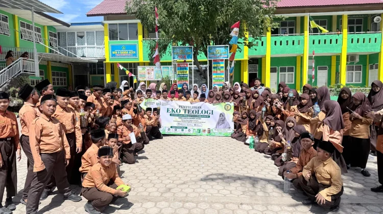 Penyuluh Agama Kota Banda Aceh Kenalkan Eco Enzyme kepada Siswa Sekolah