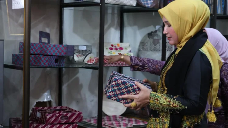 Kak Na Ajak Perajin di Aceh Utara Kembangkan Batik Motif Aceh