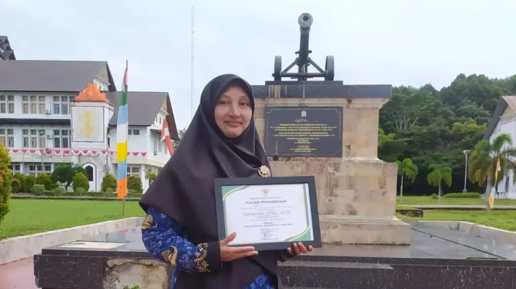 Guru Fikih MIN 5 Aceh Jaya Raih Penghargaan Guru Dedikatif