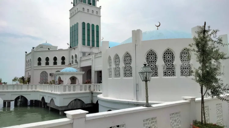 Menjelajahi Masjid Terapung Tanjong Bungah, Ikon Wisata Religi Penang