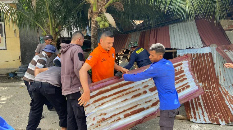 Angin Kencang Terbangkan Atap Rumah Warga Montasik Aceh Besar