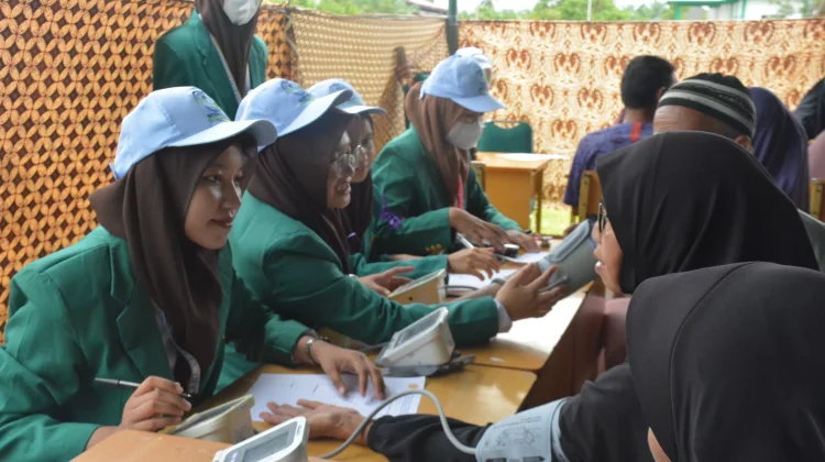 Mahasiswa Keperawatan USK Layani Pemeriksaan Kesehatan Warga Aceh Jaya