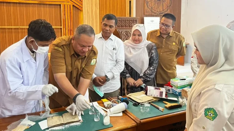 Mahasiswa Perpustakaan UIN Ar-Raniry Praktik Restorasi Naskah di Museum Aceh