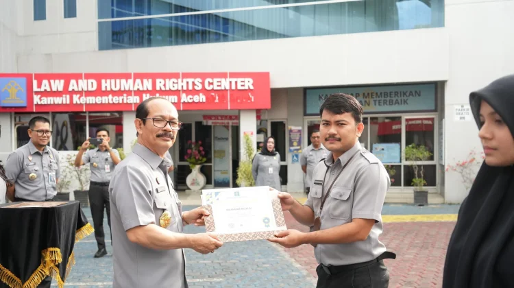 Kakanwil Kemenkum Aceh Beri Penghargaan Pelayanan Terbaik Bagi Pegawai