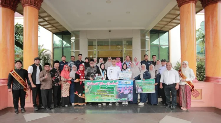 Kepulangan Peraih Medali OPSI 2026 asal Banda Aceh Mendapat Sambutan Meriah