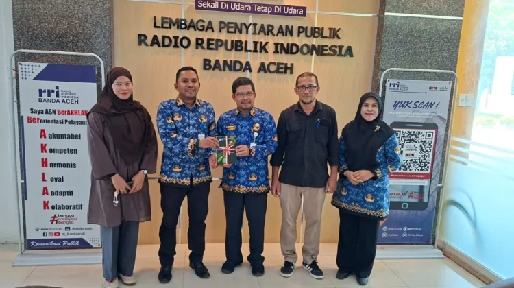 Kepala Balai Bahasa Aceh Serahkan Buku untuk RRI Banda Aceh