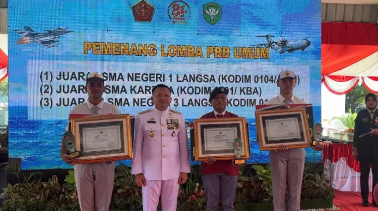 Pembagian Hadiah Para Pemenang di Kemeriahan HUT ke-81 TNI di Aceh