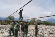 Personel TNI Pacu Pembangunan Jembatan Gantung di Aceh Tenggara
