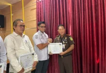 Kejari Beri Penghargaan Instansi Pendukung Penegakan Hukum