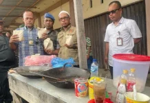 Belasan Warga Kedapatan Makan Siang di Pasar Lambaro