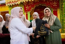 Yayasan Halimon Al-Asyi Serahkan Santunan Baju Lebaran dan Sembako