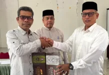 Pemkab Aceh Besar Bagikan Sarung Bagi Imam Masjid
