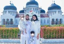 Cara Omid Popalzay Rayakan Lebaran di Aceh, Abadikan Momen di Masjid Baiturrahman