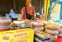Pendapatan Pedagang Kue di Lambaro Meningkat pada Idulfitri