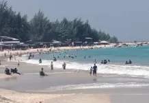 Pantai Lampuuk Ramai dikunjungi Wisatawan pada Libur Idulfitri