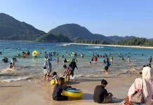 Basarnas Tingkatkan Pengawasan Pantai Lampuuk yang dipadati Wisatawan