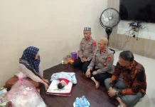 Kapolda Aceh Beri Bantuan Untuk Bayi yang Ditemukan di Masjid Leupe Lamno