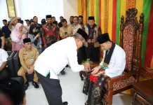 Juara Akademi Sahur Indonesia Tgk. Habibi Disambut dengan Tradisi Adat Aceh